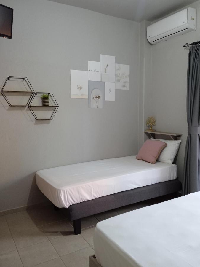 Almira - rooms to let Nea Roda Esterno foto